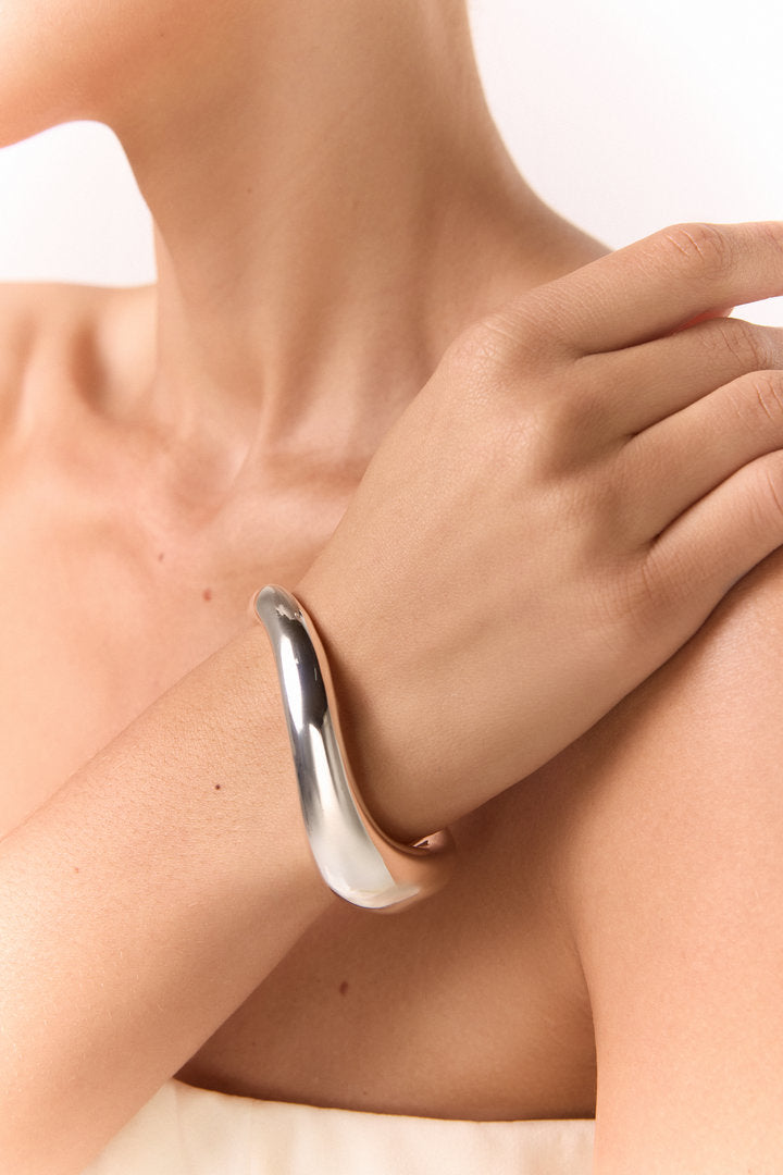 bracelete prata, bracelete feminino, bracelete orgânico, bracelete escultural, bracelete moderno, bracelete rígido prata,  bracelete statement, bracelete elegante, bracelete contemporâneo, joia prata, bracelete polido, bracelete para presente, bracelete sofisticado, bracelete de design autoral