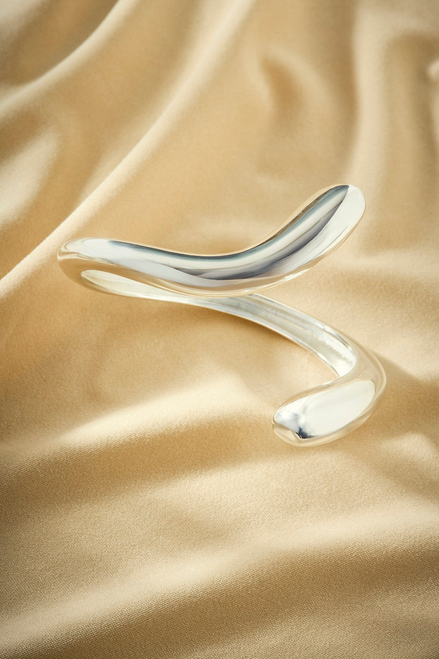 Bracelete Memória com forma aberta e curvas orgânicas elegantes