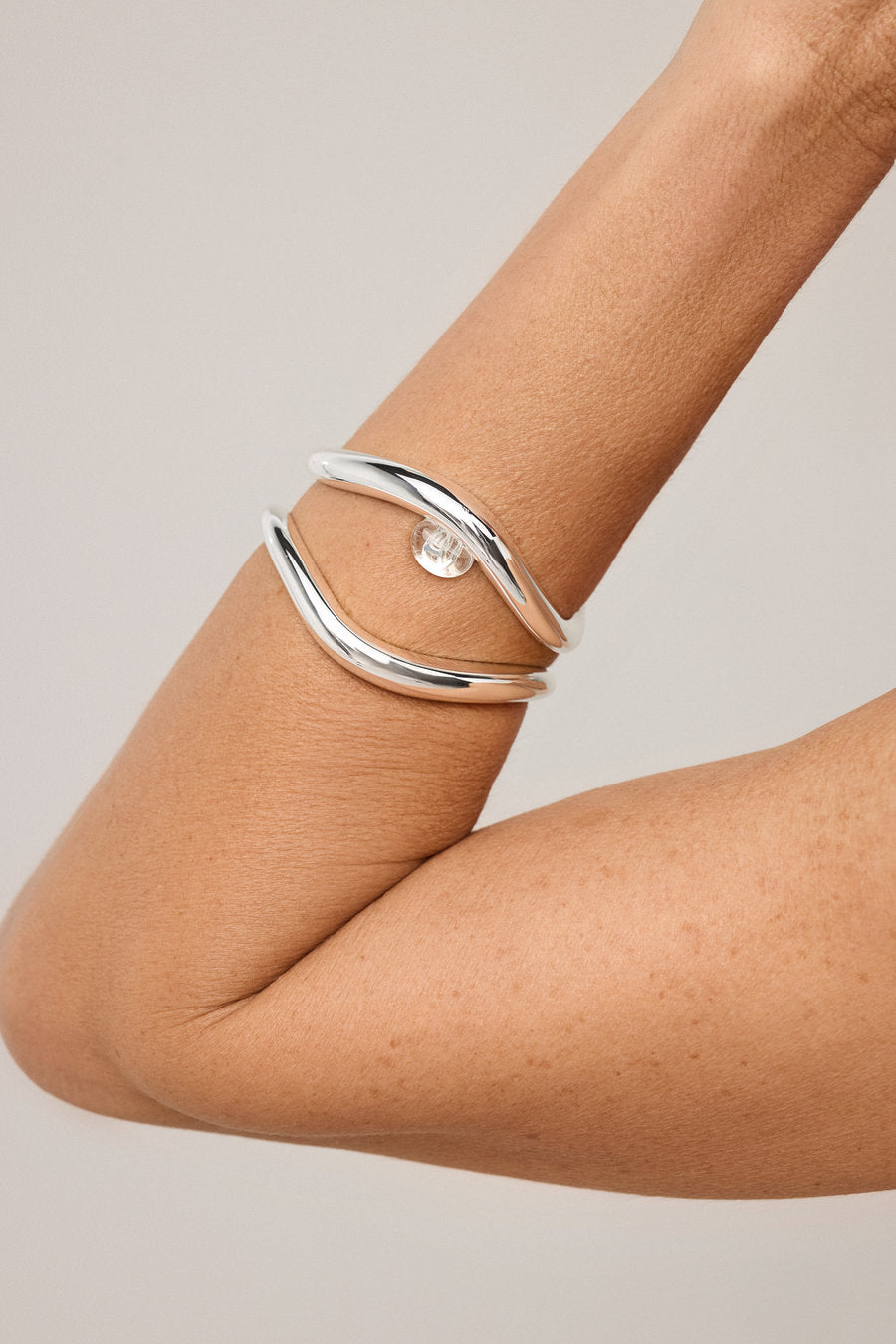 Bracelete feminino prata com cristal transparente e forma orgânica