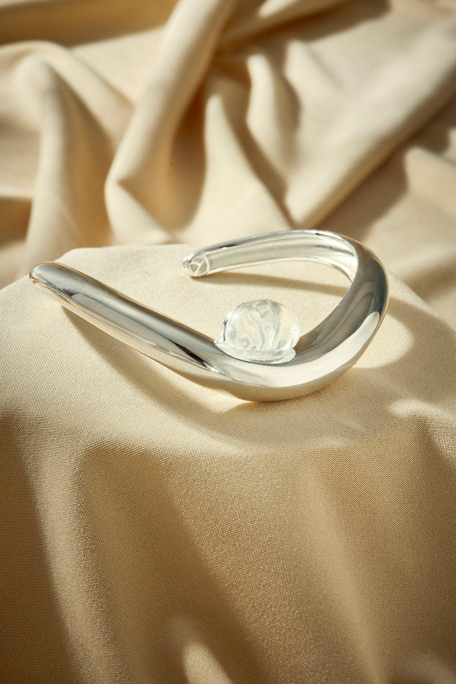 Bracelete Presente com cristal e design contemporâneo em metal prata