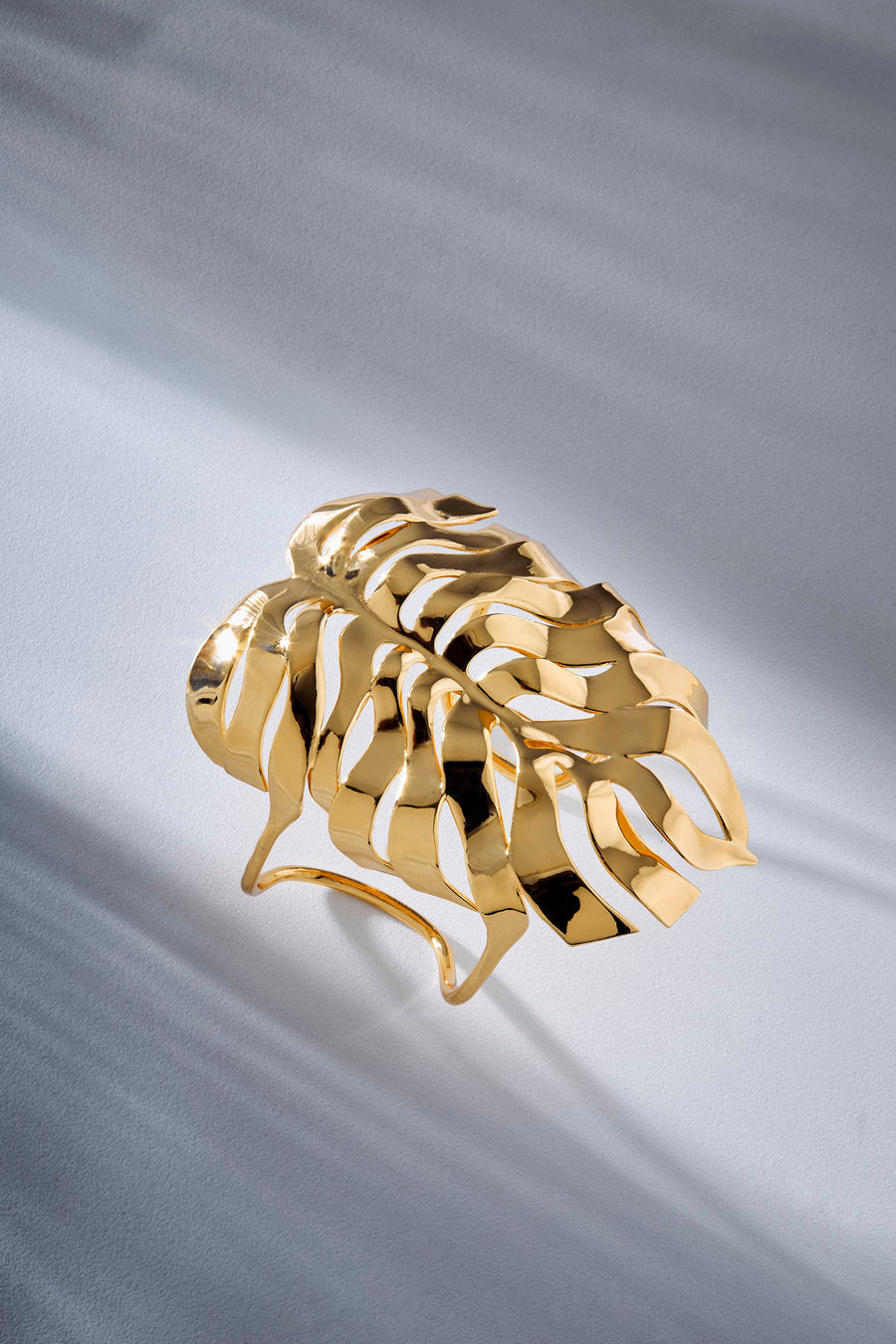 Bracelete Renascer dourado – design autoral de Costela-de-Adão com volume escultural contemporâneo