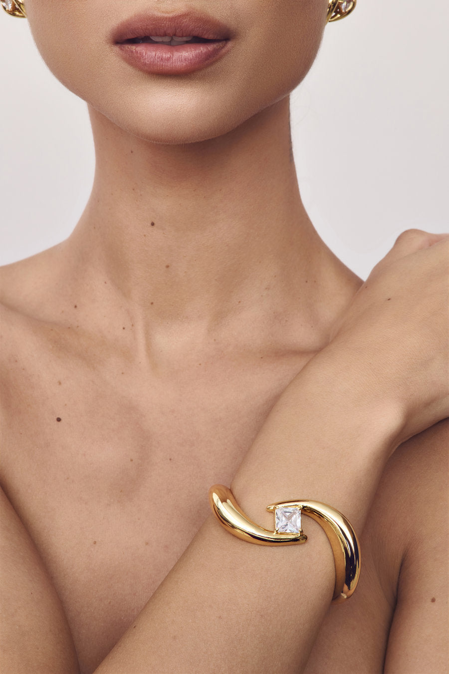 Bracelete Splendore dourado – metal polido e cristal austríaco – acessório de festa elegante