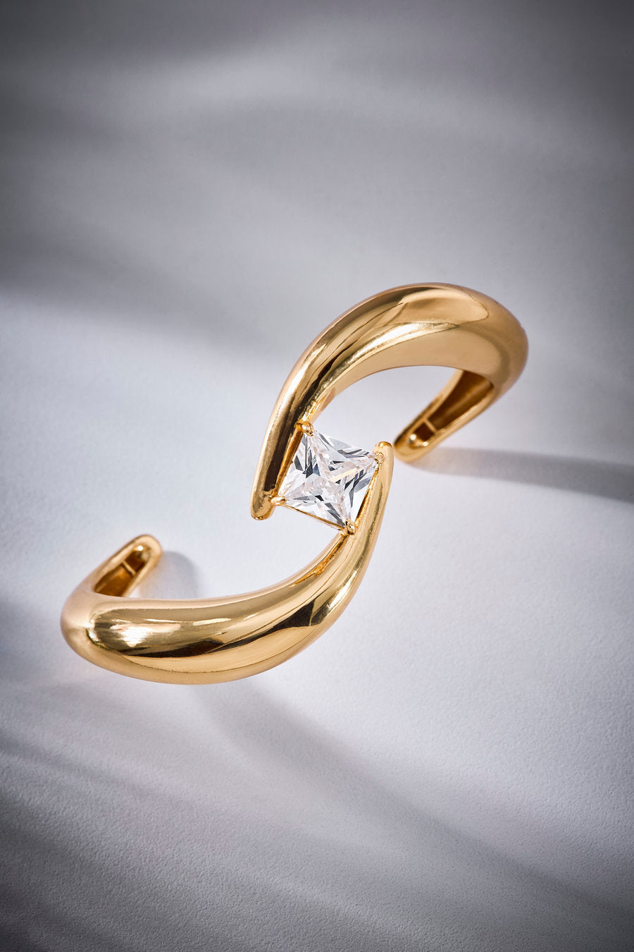 Bracelete Splendore dourado – design autoral com cristal de alto brilho para looks sofisticados
