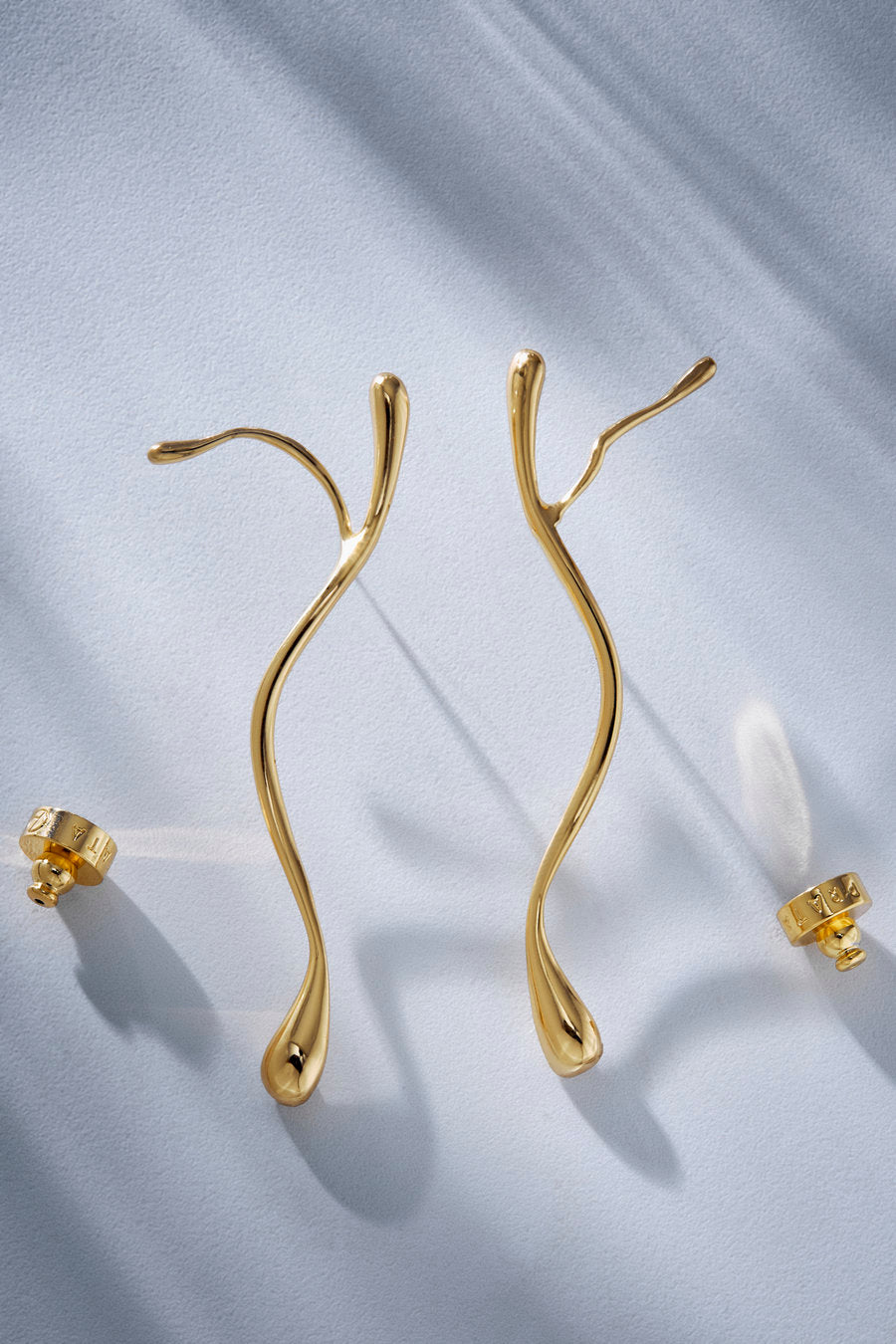 Brinco Amparo dourado – design autoral com curvas fluidas e formas entrelaçadas