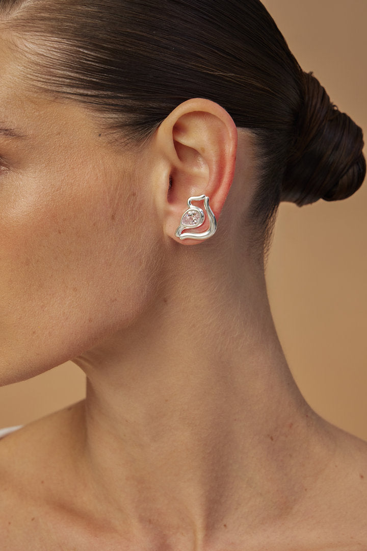 Brinco Audrey P prata – curvas suaves e cristal austríaco – design clássico e contemporâneo