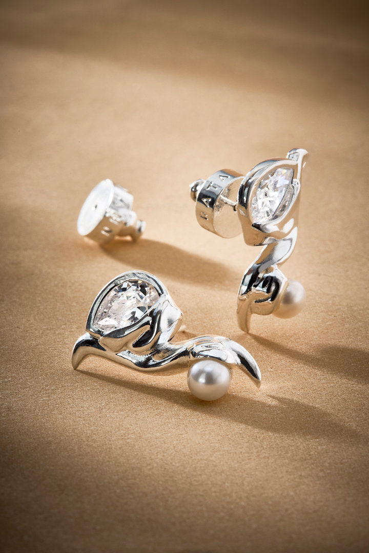 Brinco Audrey em prata, com pérola, cristal austríaco e curvas suaves. Uma joia clássica e atemporal para produções elegantes e femininas.