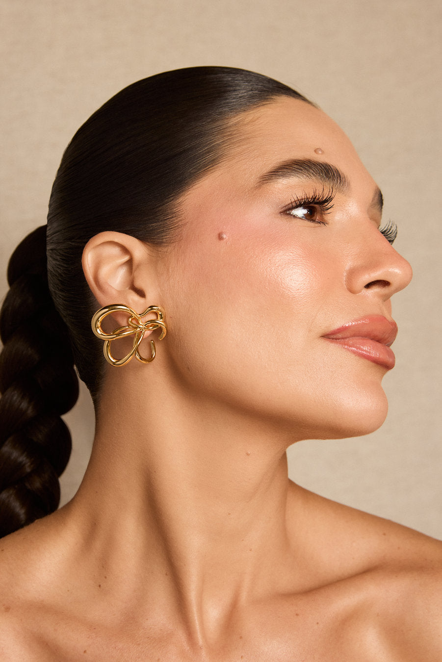 Brinco Delicata dourado – brinco orgânico com formas entrelaçadas e volume leve