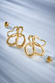 Brinco Delicata dourado – curvas orgânicas entrelaçadas com design escultural e vazado