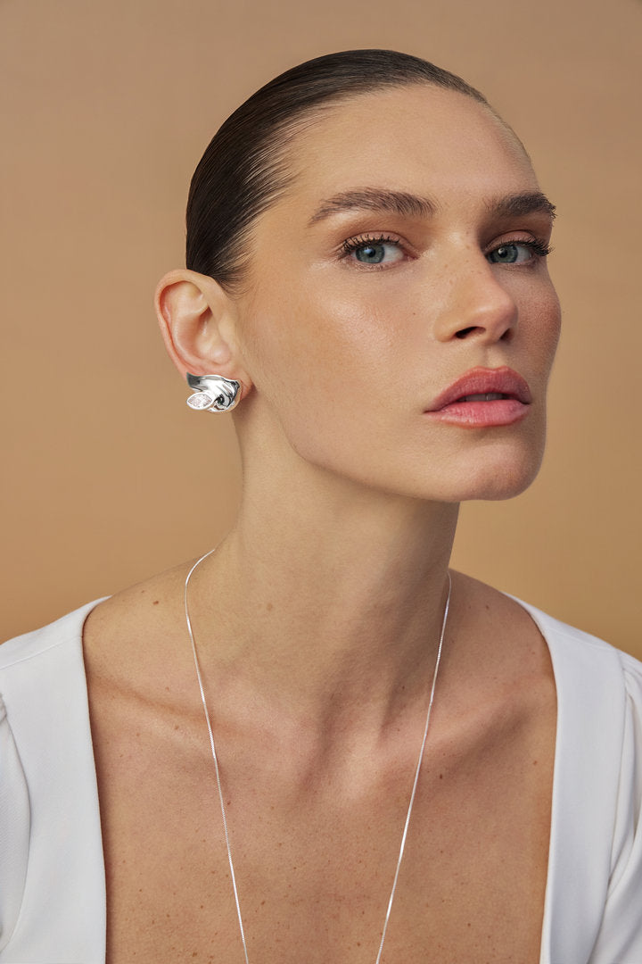 Brinco Elsa com cristal austríaco e formas fluidas, uma joia statement para produções sofisticadas
