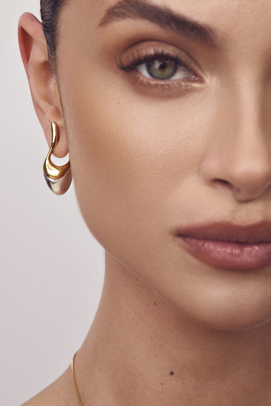 Brinco Fluire dourado e prata – curvas orgânicas e acabamento polido – acessório casual chic