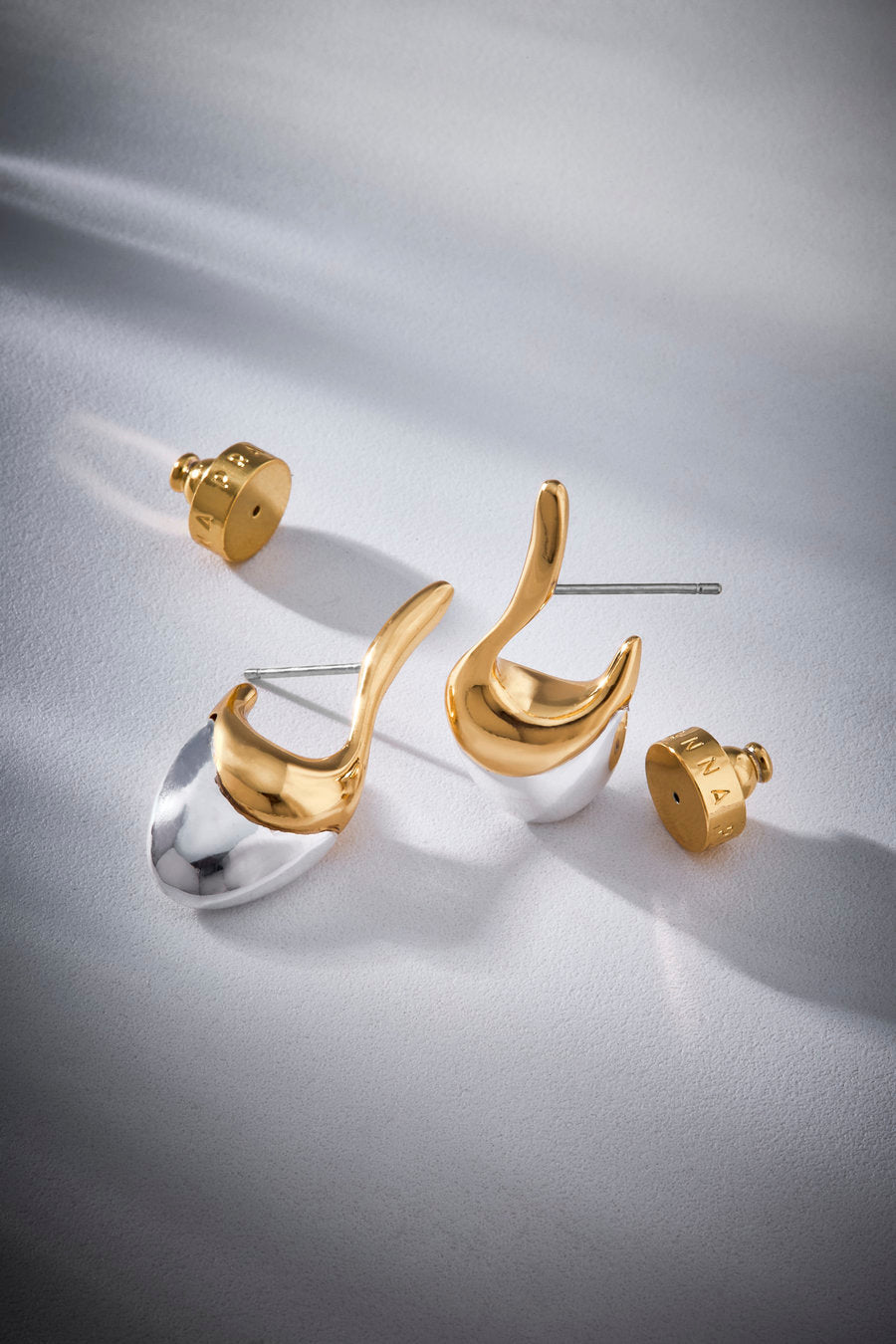 Brinco Fluire em metal nobre, banho ouro 18k e prata 1.000 – acabamento bimetal polido
