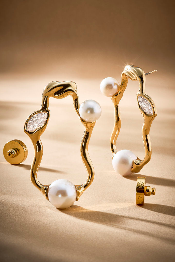 Brinco Gabrielle dourado com pérolas e cristais austríacos, joia escultural para ocasiões sofisticadas.