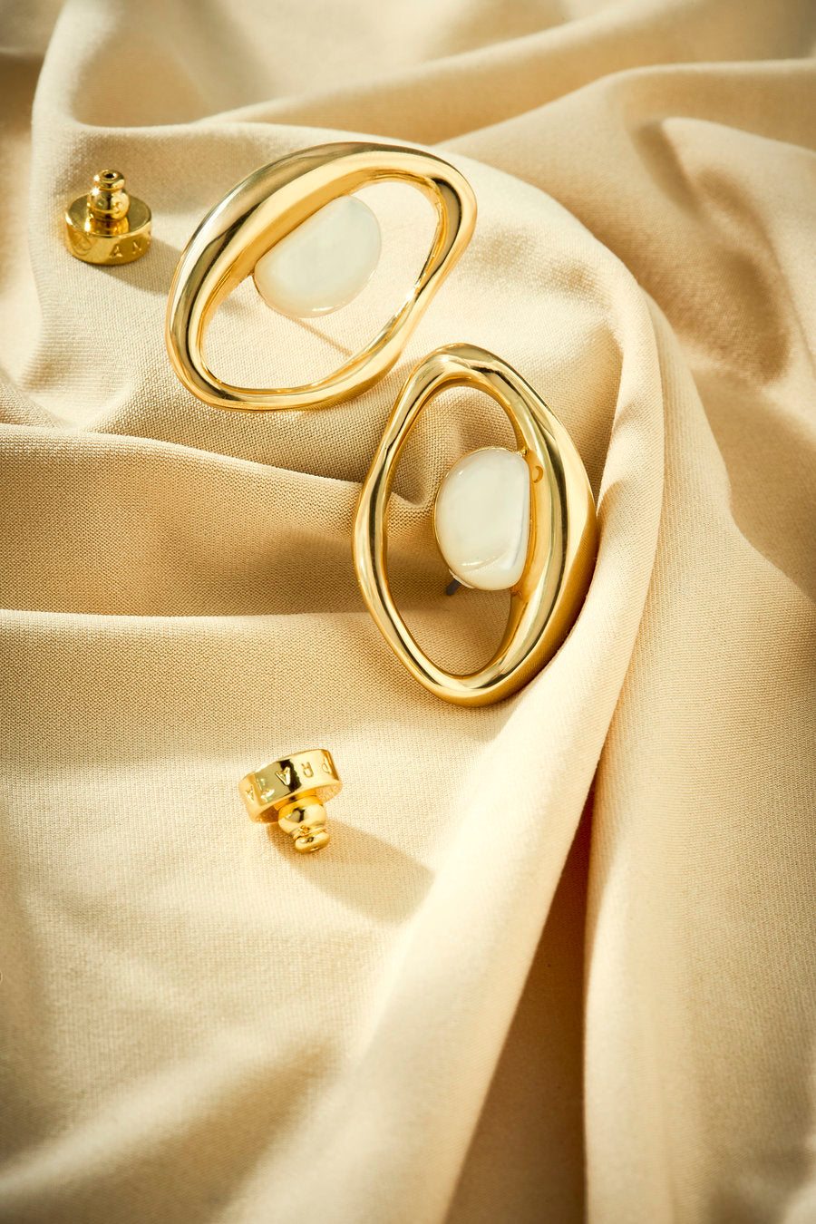 Brinco autoral dourado com madrepérola e visual moderno sofisticado