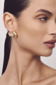 Brinco Splendore dourado – cristal austríaco central e curvas esculturais – joia elegante e sofisticada