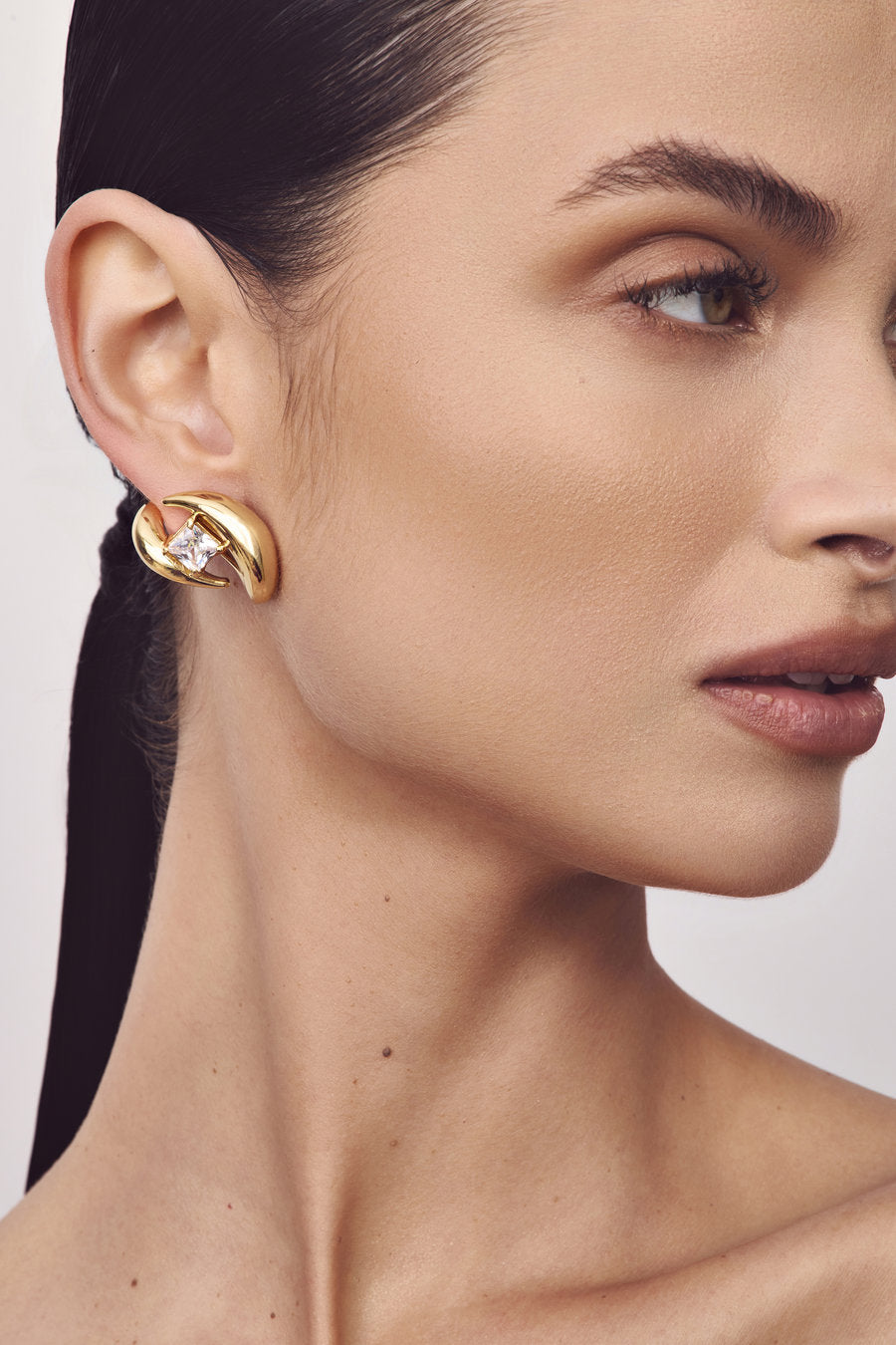 Brinco Splendore dourado – cristal austríaco central e curvas esculturais – joia elegante e sofisticada