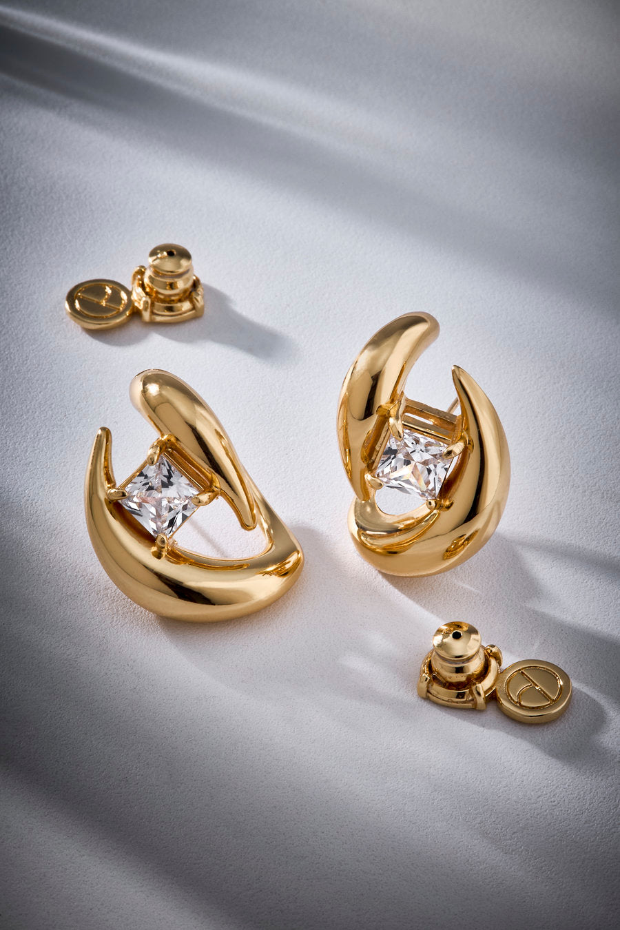 Brinco Splendore dourado – metal polido e cristal austríaco em destaque – acessório de festa elegante