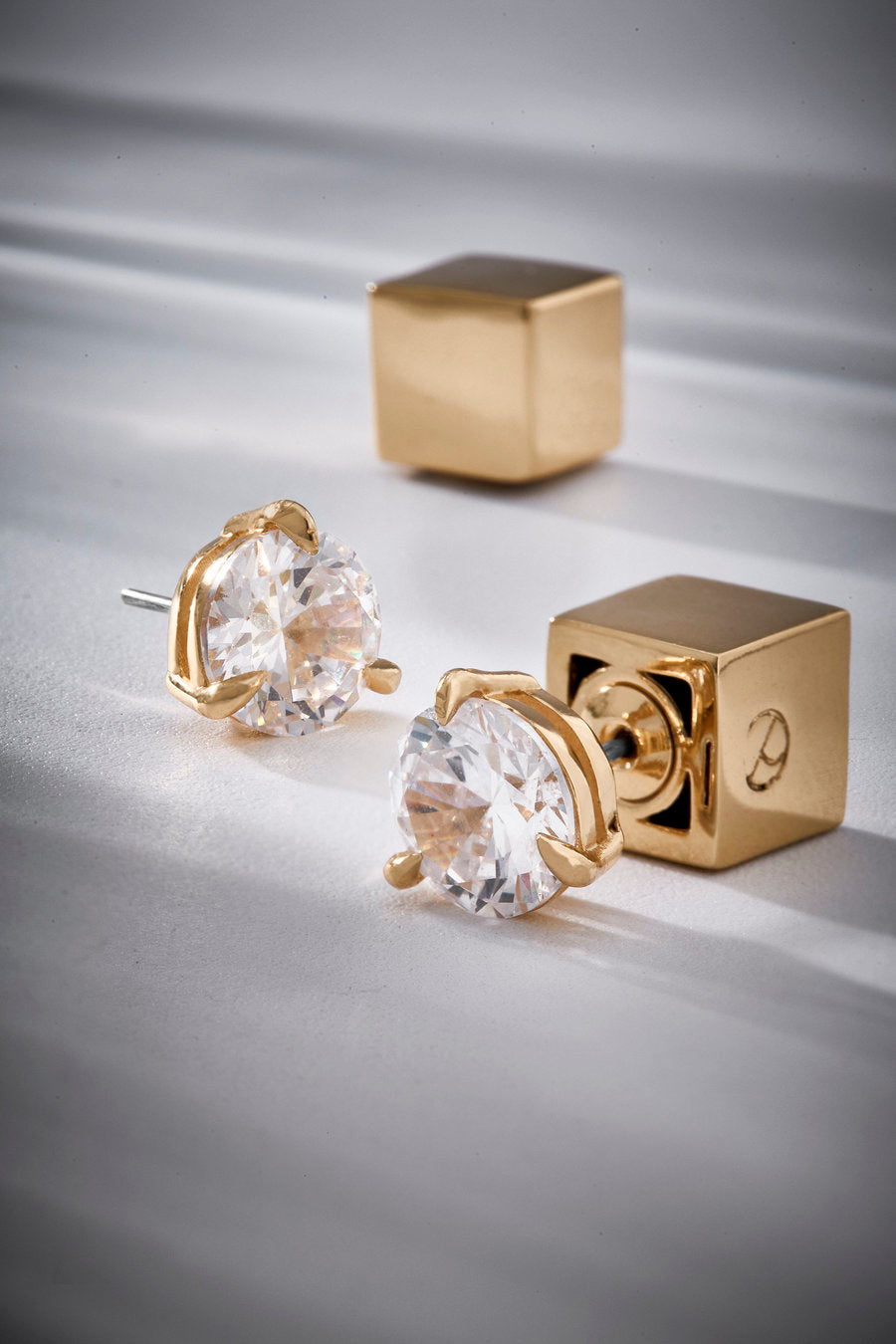 Brinco Splendore P dourado – brinco com cristal de alto brilho para looks sofisticados