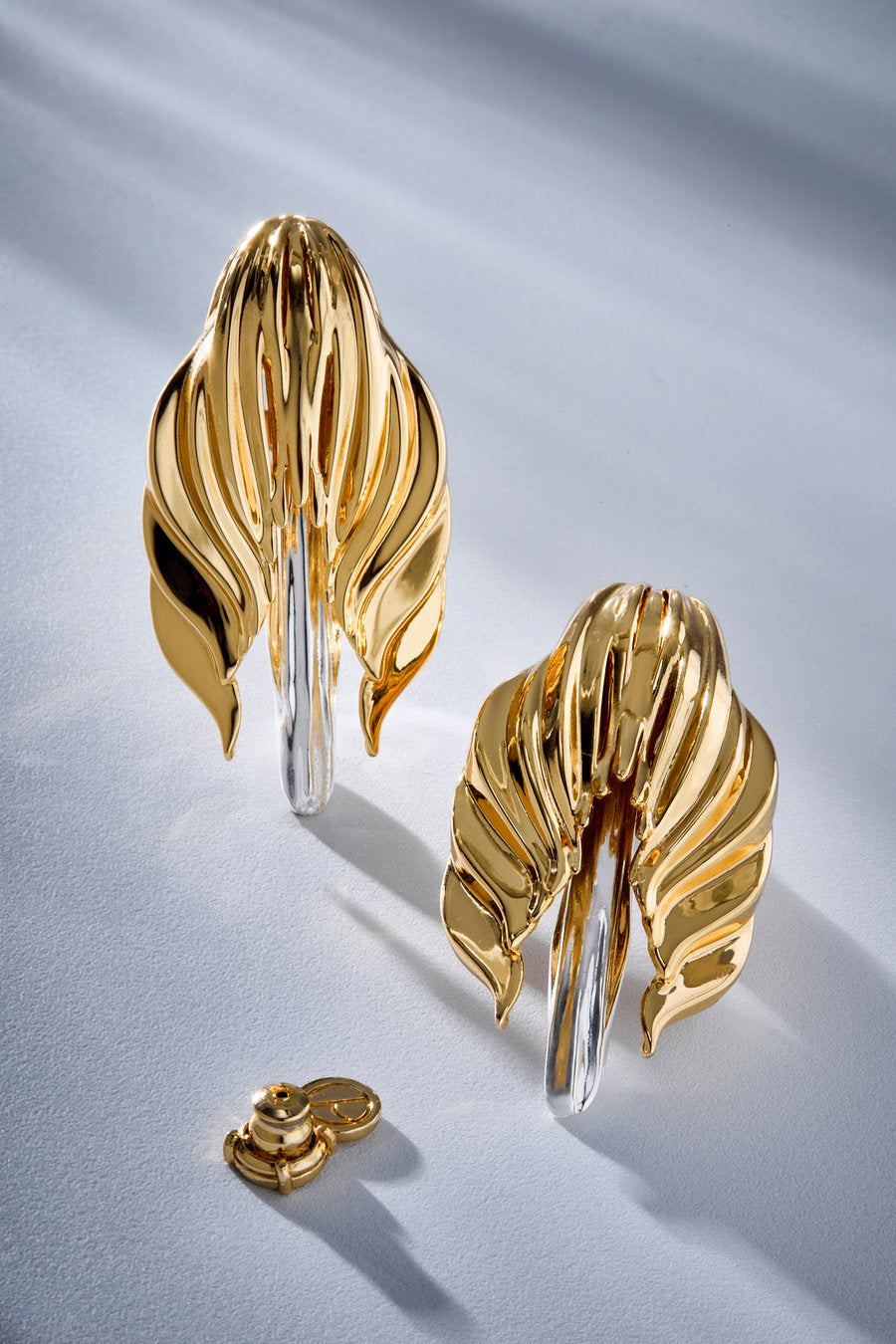 Brinco Vivaz dourado e prata – design floral escultural com pétalas sobrepostas