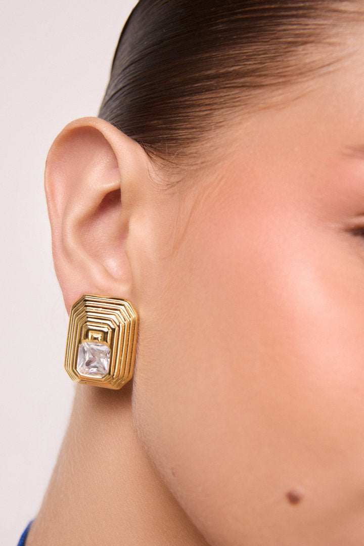 brinco dourado, brinco com zircônia, brinco geométrico, brinco com franjas, brinco longo dourado, brinco elegante, brinco sofisticado, brinco para festa, brinco statement, brinco moderno, brinco com correntes, brinco de design autoral, joia dourada, brinco de festa dourado, brinco com cristal