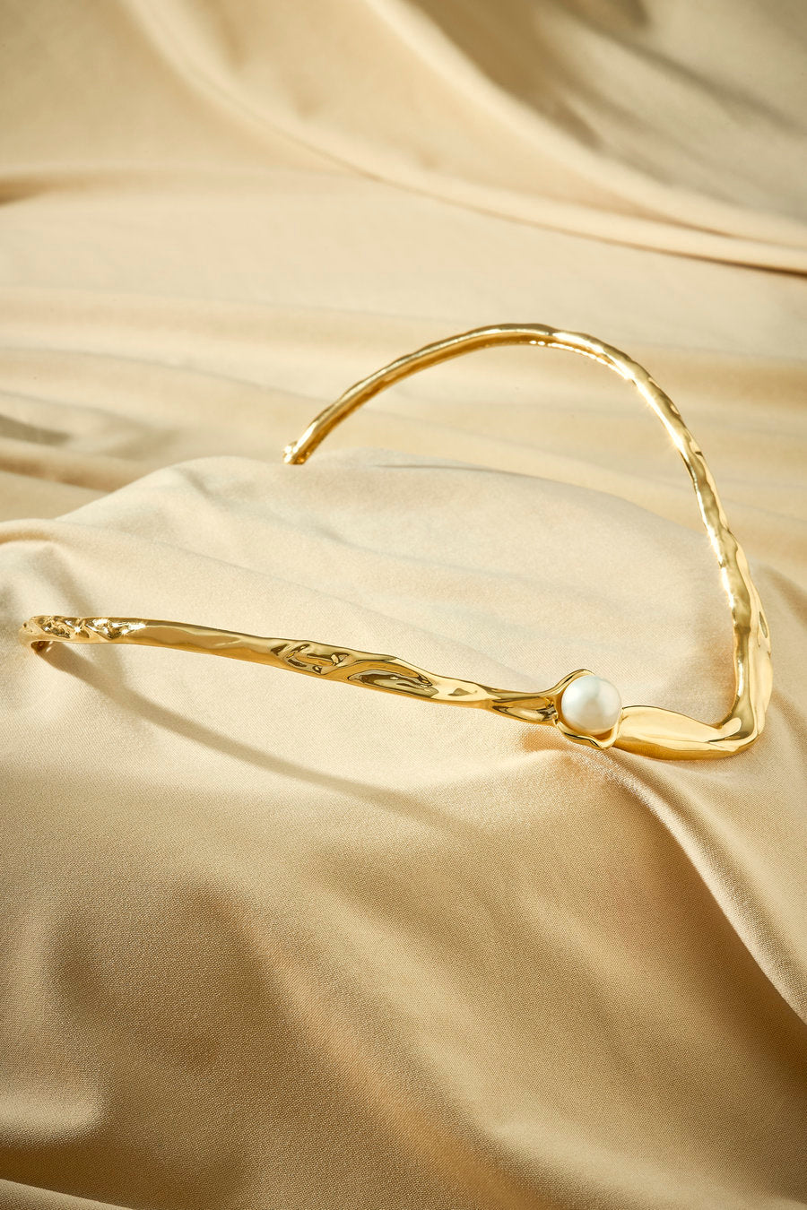 Choker feminino dourado com pérola e design aberto orgânico fluido
