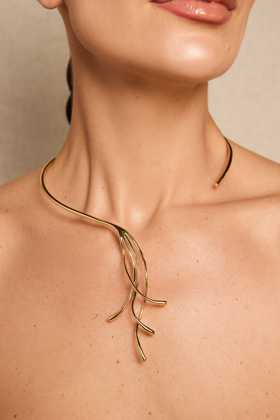 Choker Renascer dourada – choker contemporânea com broche statement em forma de flor