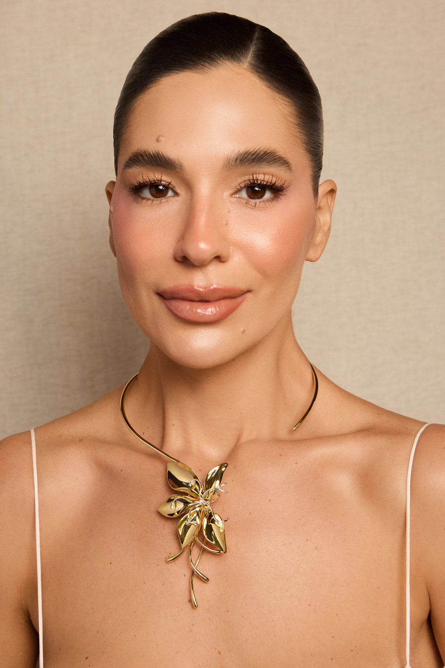 Choker Renascer dourada – pétalas e linhas orgânicas transformam o florescimento em movimento