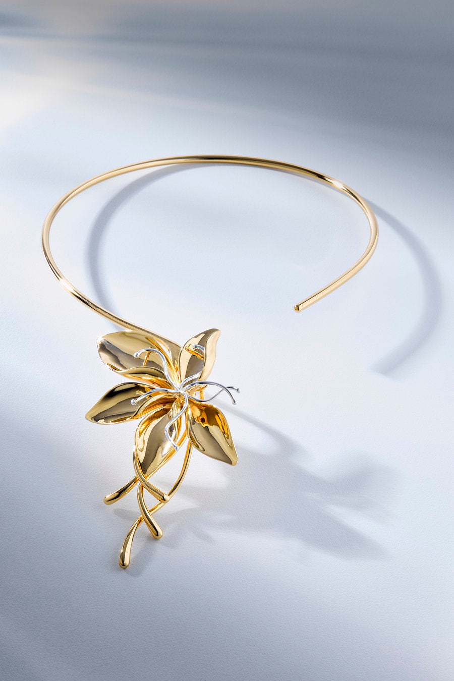 Choker Renascer dourada – design autoral com flor removível, pétalas esculturais e formas orgânicas