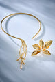 Choker Renascer dourada – aro minimalista com broche floral removível de design escultural e orgânico