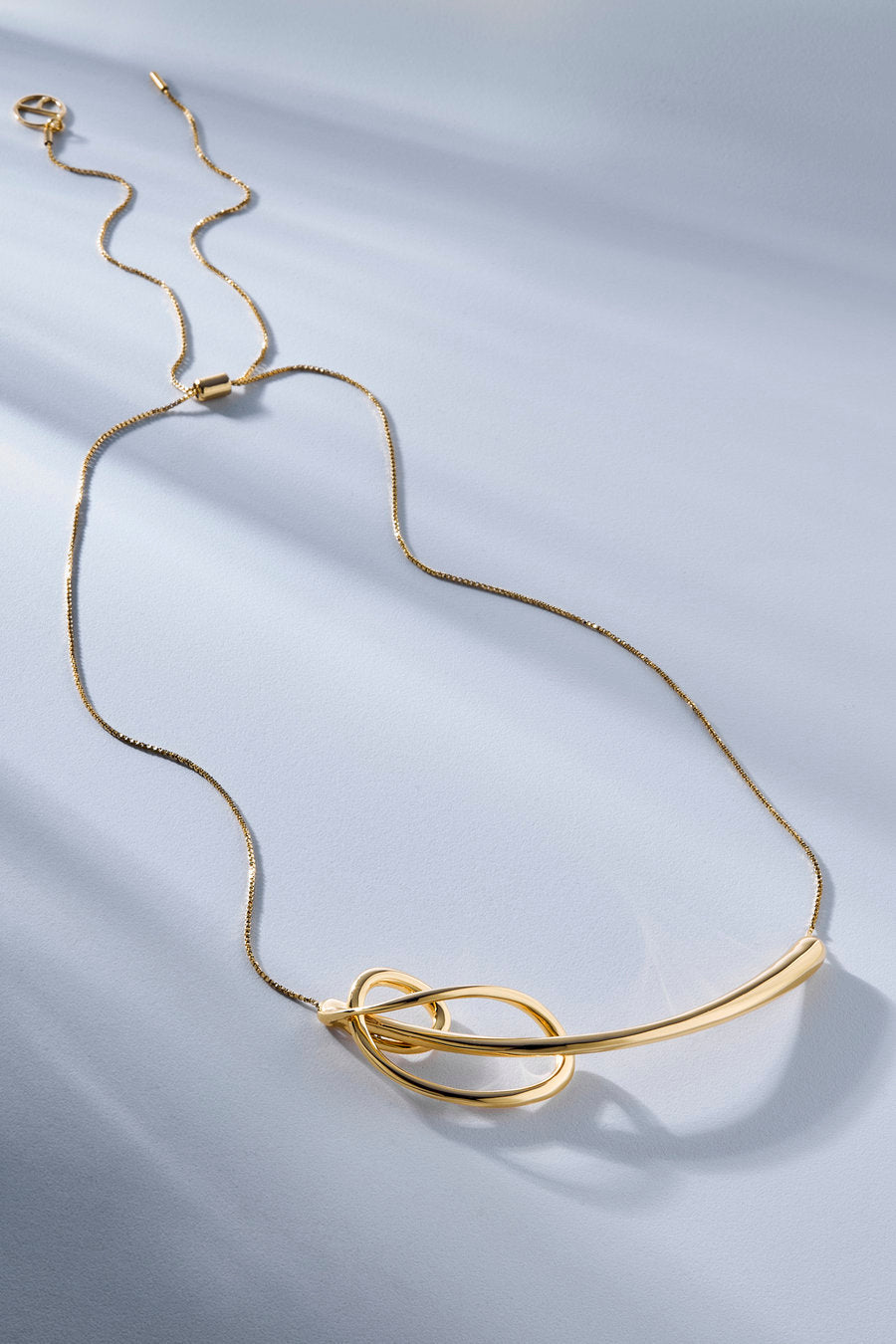 Colar Amparo dourado – corrente veneziana ajustável com elemento central orgânico e assimétrico