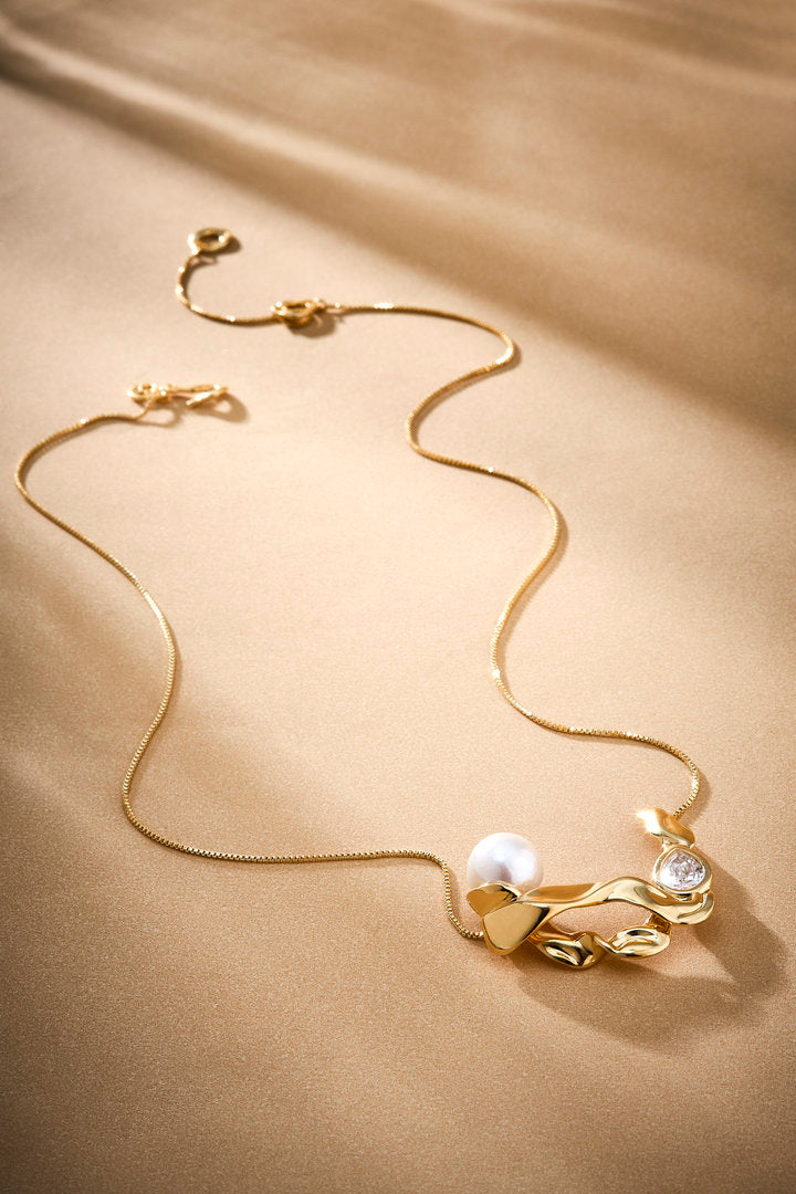 Colar Audrey dourado com pérola e cristal austríaco, joia elegante para produções sofisticadas