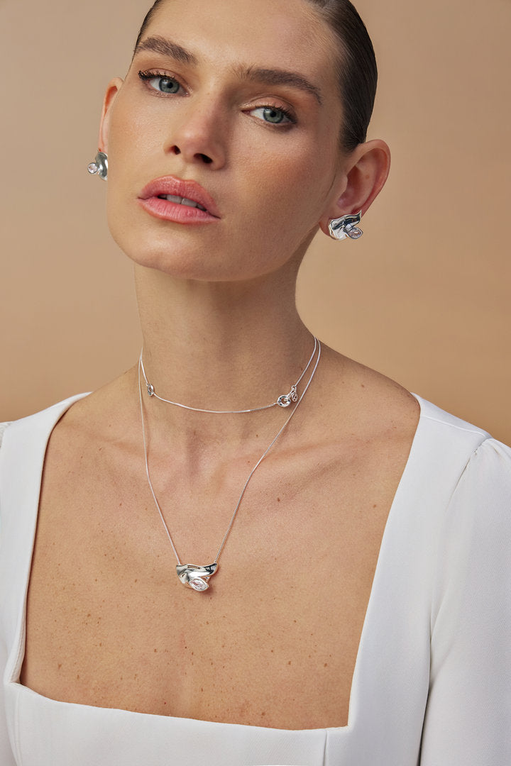 Colar Elsa prata – pingente orgânico com cristal lapidado – elegância contemporânea