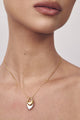 Colar Fluire bimetal dourado e prata – pingente orgânico com curvas fluidas – design contemporâneo