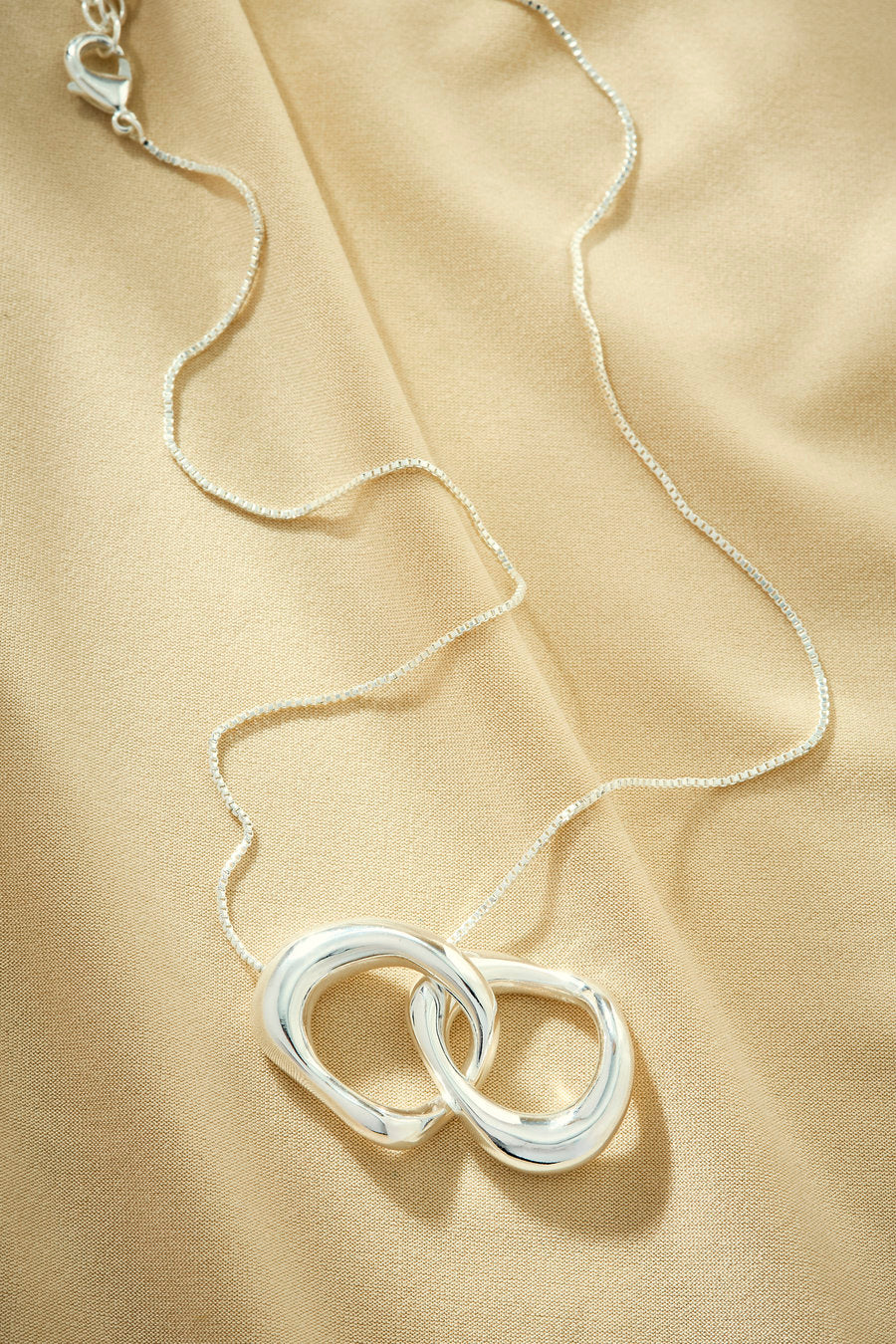 Colar autoral prata com elo entrelaçado e estética contemporânea