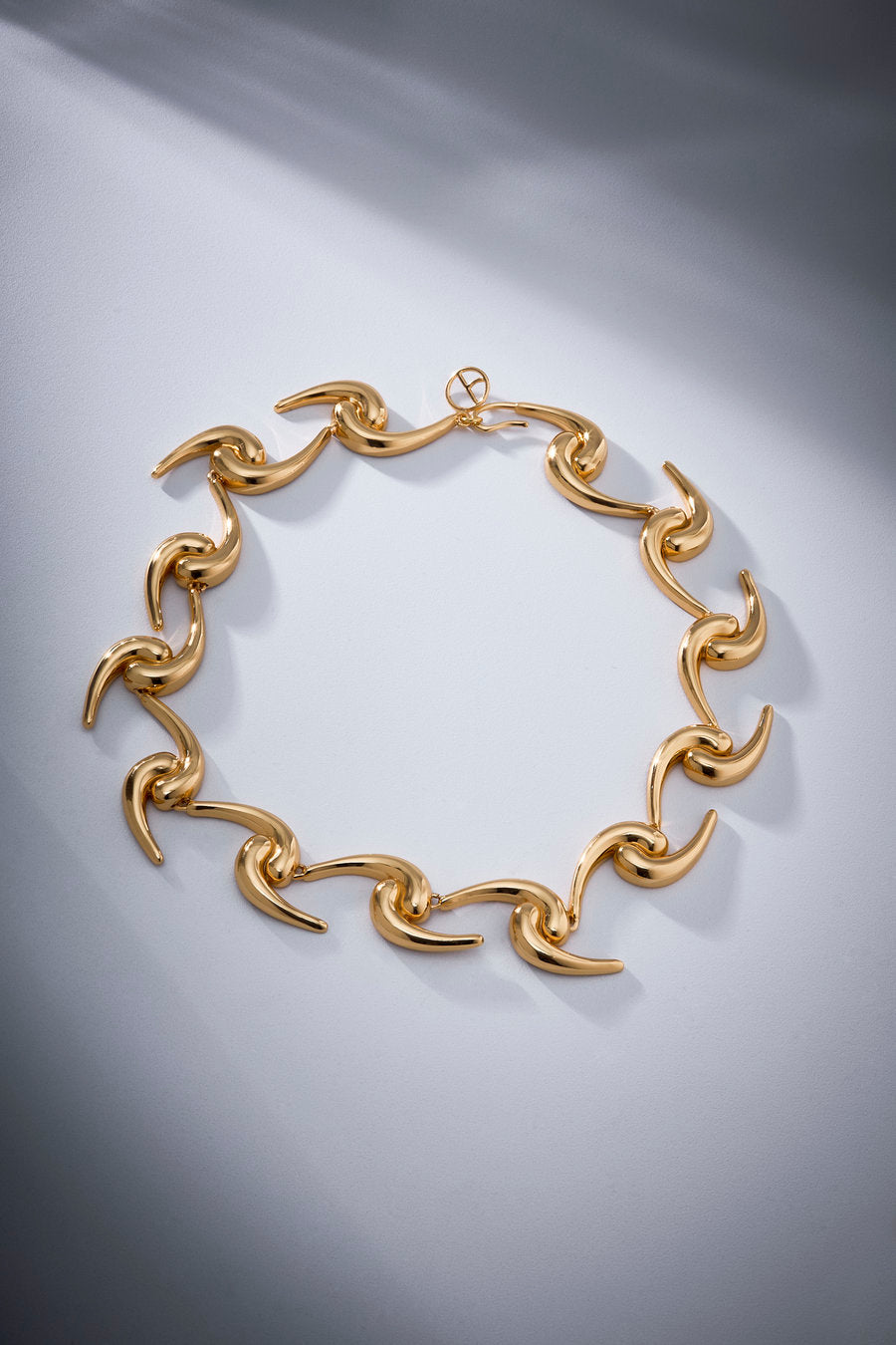 Colar Passaggio em metal nobre com banho ouro 18k – elos esculturais com acabamento polido