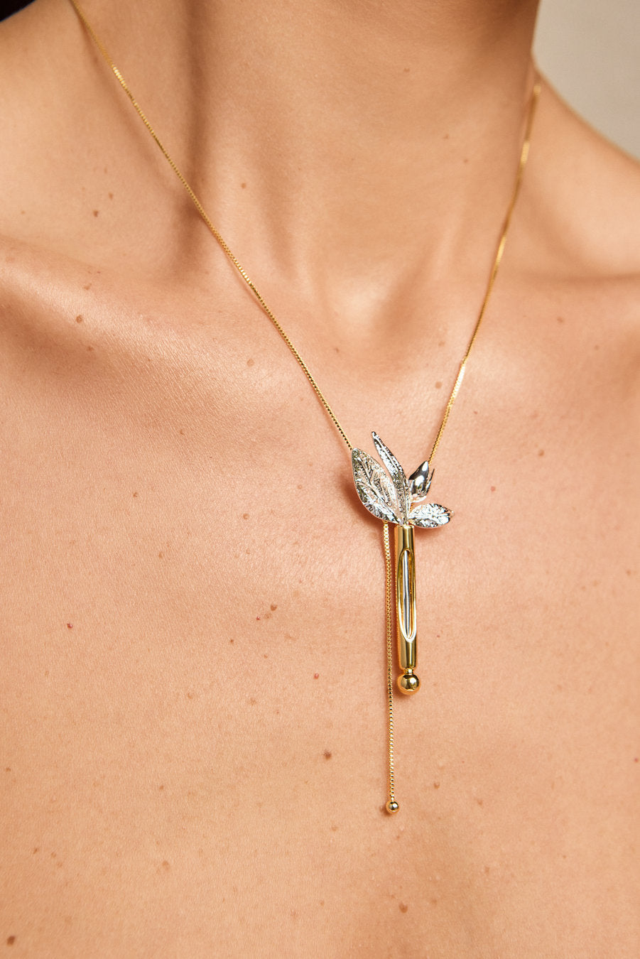 Colar Plenitude bicolor – colar com pingente floral de folhas e pétalas em volumes delicados