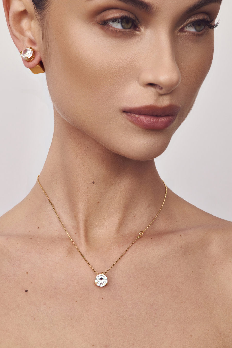 Colar Splendore dourado – cristal austríaco circular em corrente delicada – joia minimalista e luminosa