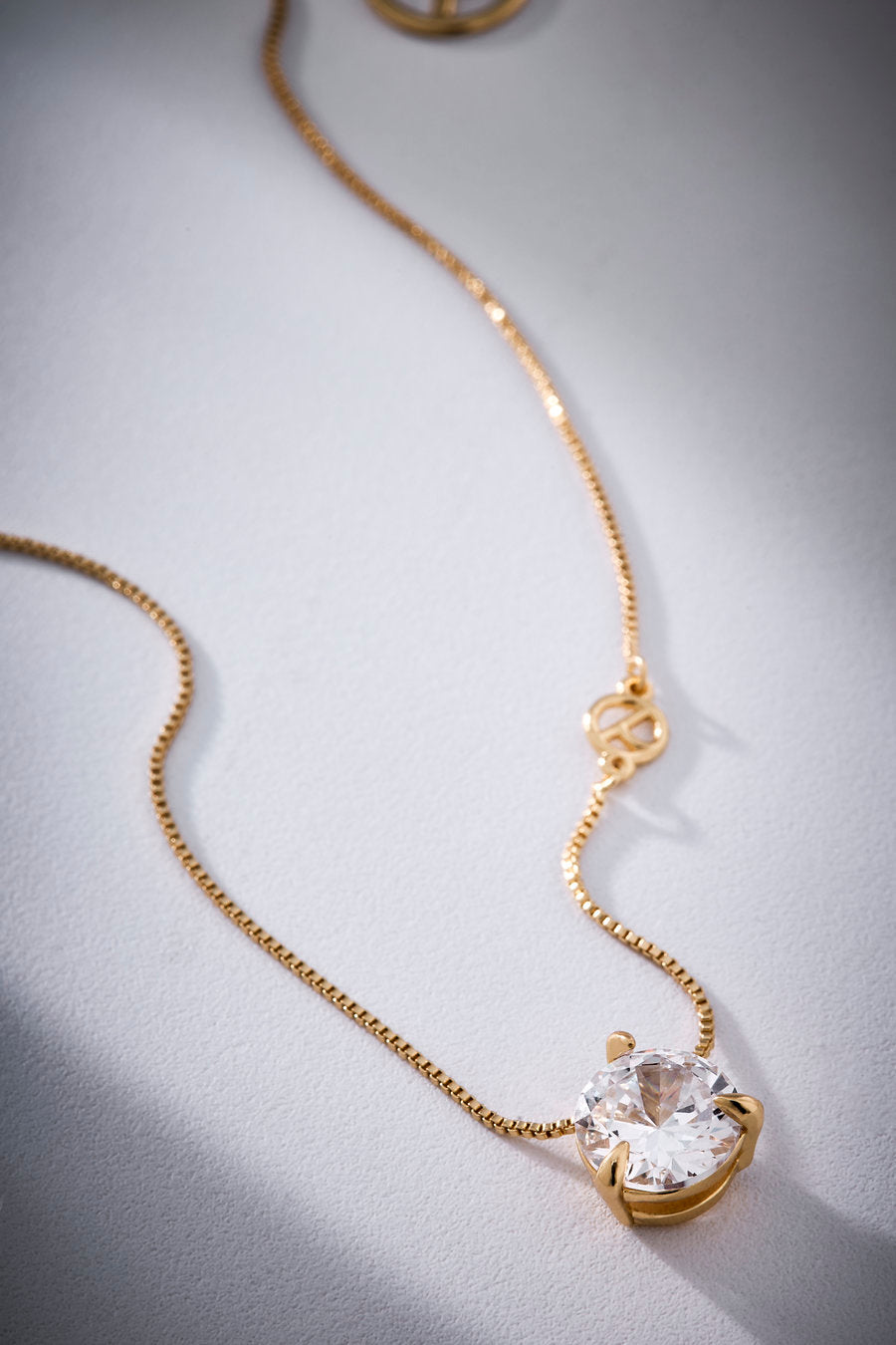 Colar Splendore em metal nobre com banho ouro 18k e cristal austríaco – acabamento polido. Um acessório elegante para o dia a dia