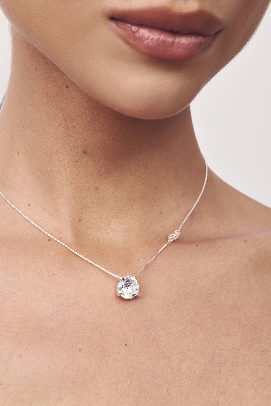 Colar Splendore prata – joia minimalista com cristal protagonista e acabamento polido