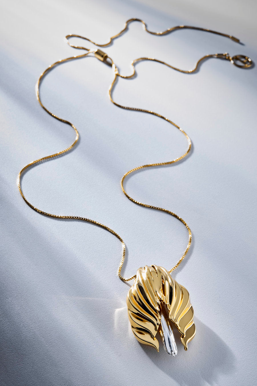 Colar Vivaz dourado e prata – pingente floral escultural com pétalas sobrepostas e corrente fina