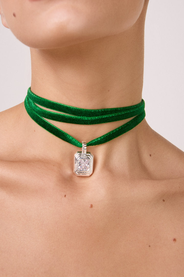 colar com fita, colar com veludo, colar de veludo verde, colar dourado com pingente, colar com zircônia, colar geométrico, colar elegante, colar sofisticado, colar moderno, colar feminino dourado, colar com fita de veludo, colar statement delicado, joia dourada, colar versátil, colar para presente