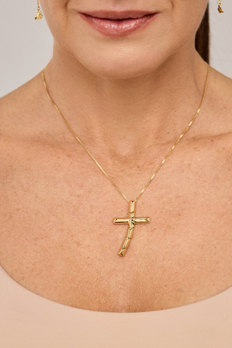 Colar com cruz contemporânea e acabamento polido, criado para expressar fé, entrega e a força de um amor que se doa por inteiro.