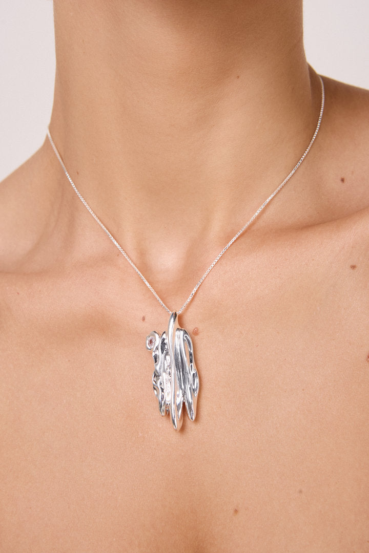 Colar Temporae prata com pingente orgânico escultural, zircônia e corrente delicada para looks elegantes e sofisticados.