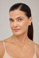 Colar É Menina dourado com pingente delicado e simbólico, ideal para presentear em chá revelação, gestação ou nascimento.