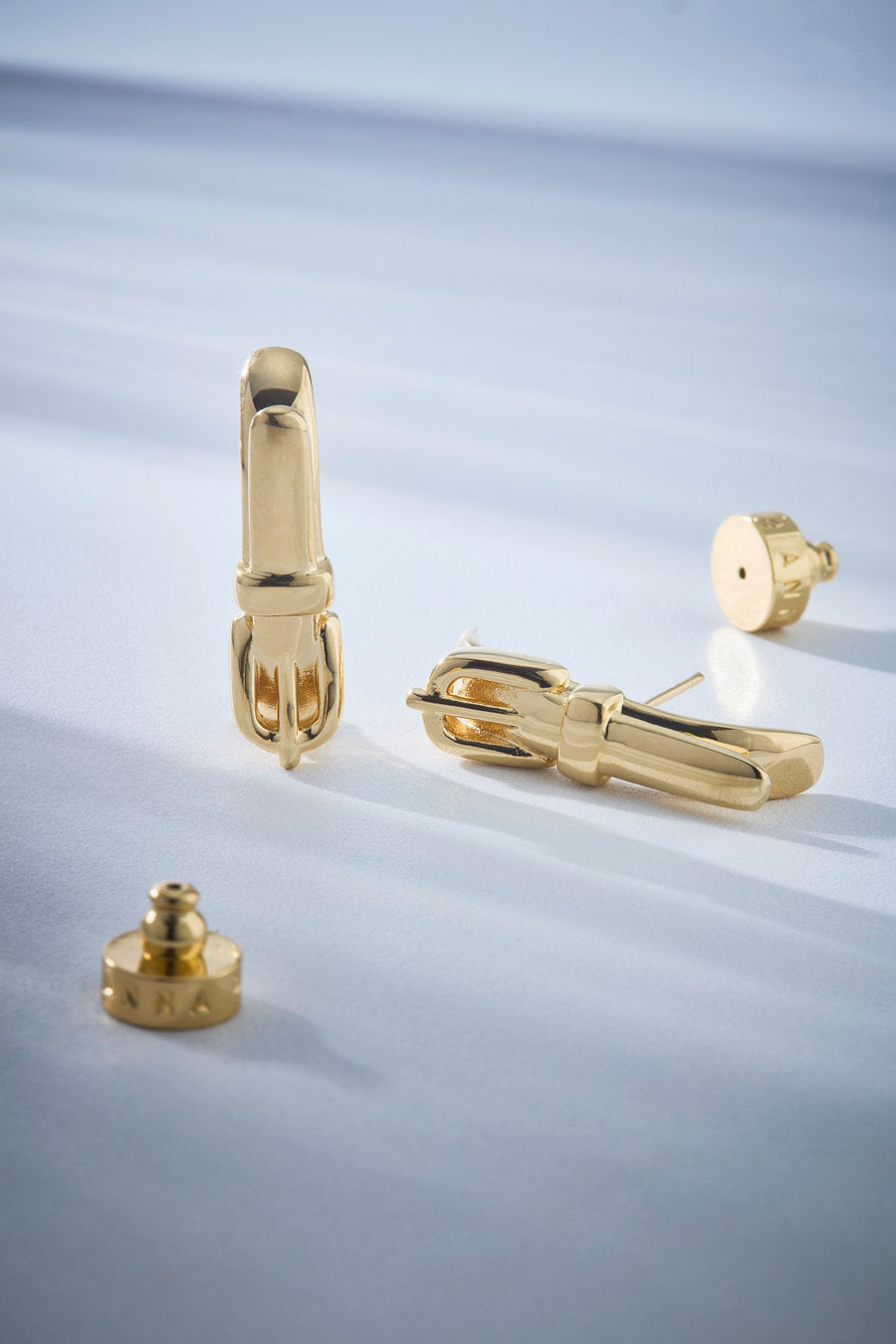 earhook dourado, brinco earhook, brinco dourado moderno, brinco escultural, brinco autoral, brinco contemporâneo, brinco sofisticado, brinco de design, brinco statement, joia dourada, brinco elegante, ear cuff dourado, acessório feminino moderno, brinco minimalista, joia contemporânea