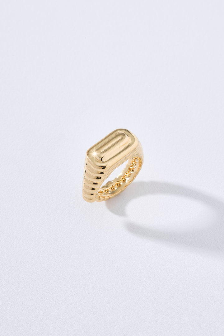 anel falange, anel de falange dourado, anel midi dourado, anel geométrico, anel minimalista, anel feminino dourado, anel moderno, anel contemporâneo, anel delicado com presença, anel elegante, anel para mix de anéis, joia dourada, anel de design autoral, anel sofisticado, anel pequeno dourado