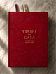 Capa do Livro Vinho da Casa, de Anna Prata, devocional cristão e planner anual, com capa dura, uvas e videiras em relevo, letras douradas e três fitas marcadoras.