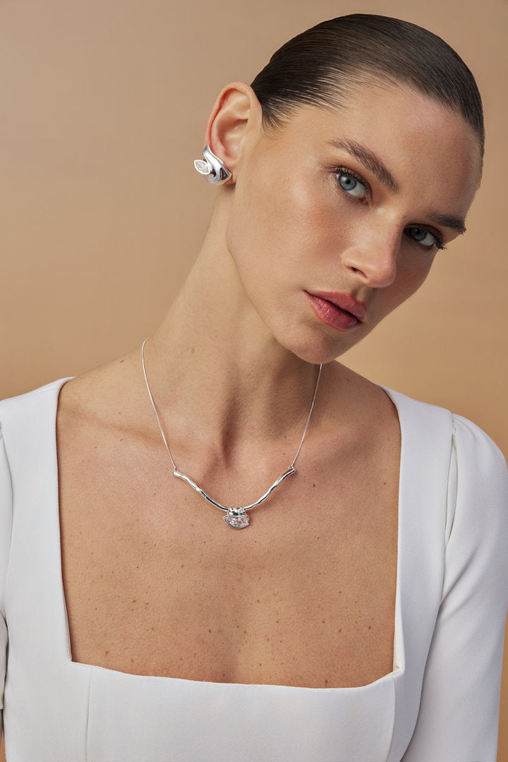 Gargantilha Gabrielle prateada com metal fluido e cristal austríaco. Um acessório feminino de luxo.