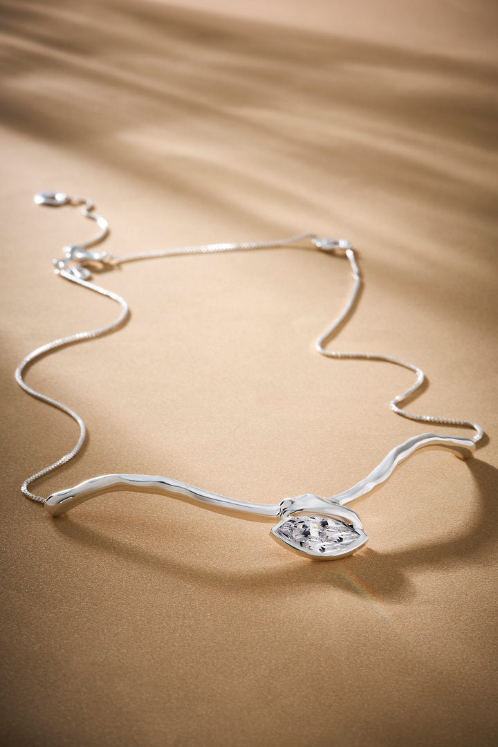Gargantilha Gabrielle com cristal austríaco e curvas orgânicas para composições elegantes