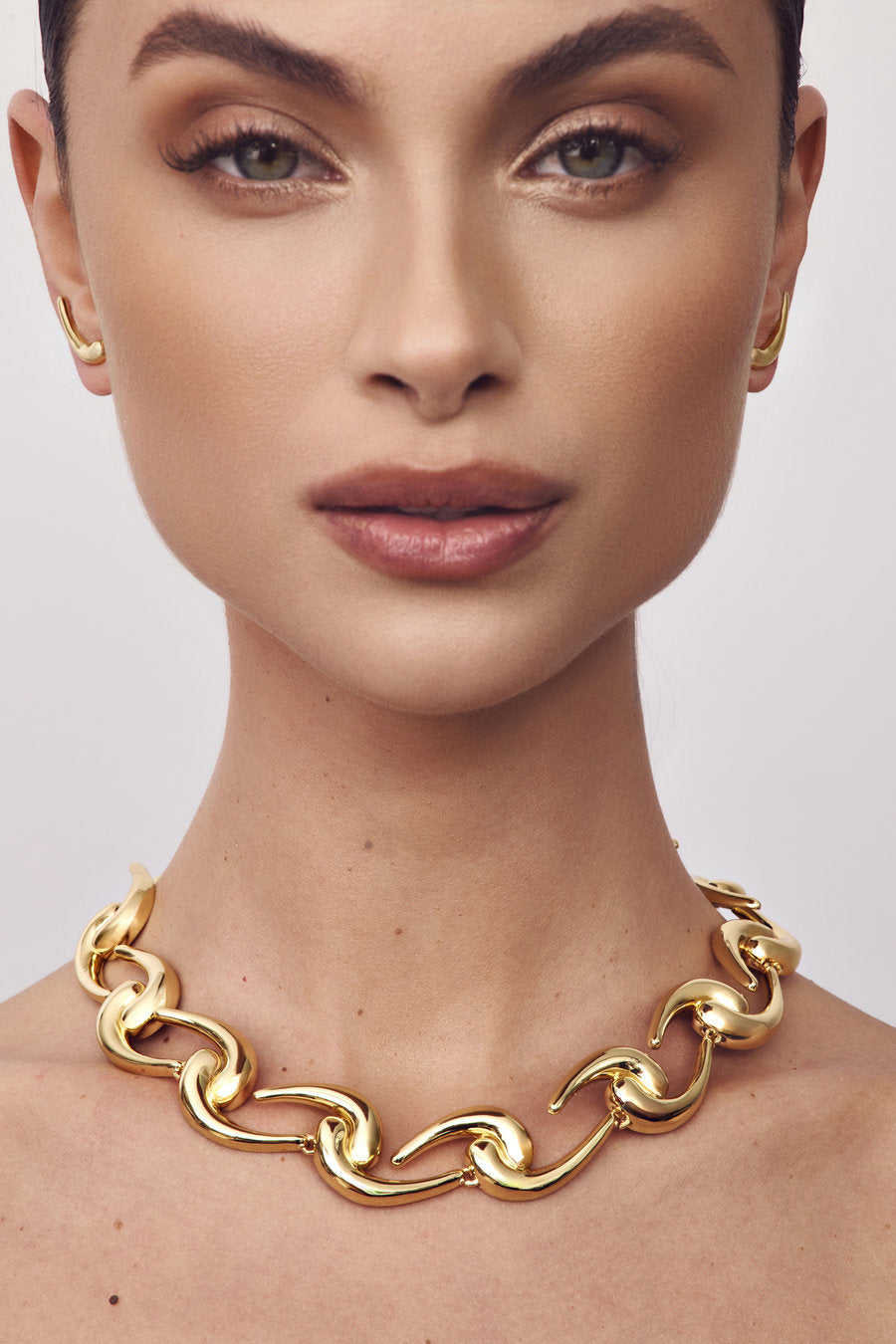 Colar Passaggio dourado – colar autoral com elos orgânicos e visual sofisticado de impacto