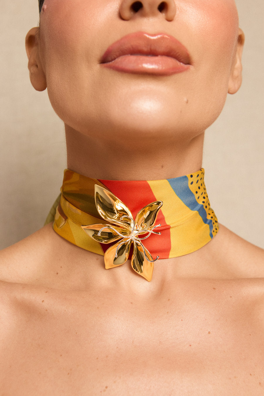 Lenço Década em cetim – estampa autoral com formas botânicas, ondas e cores contrastantes